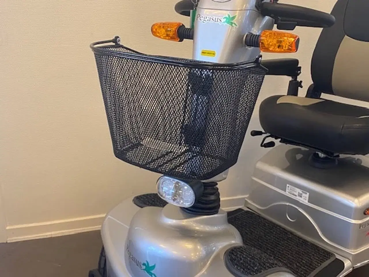 Billede 2 - Frontkurv – passer til Sneppen el-scooter