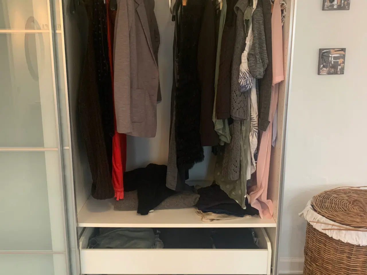 Billede 3 - Lækkert rummeligt klædeskab