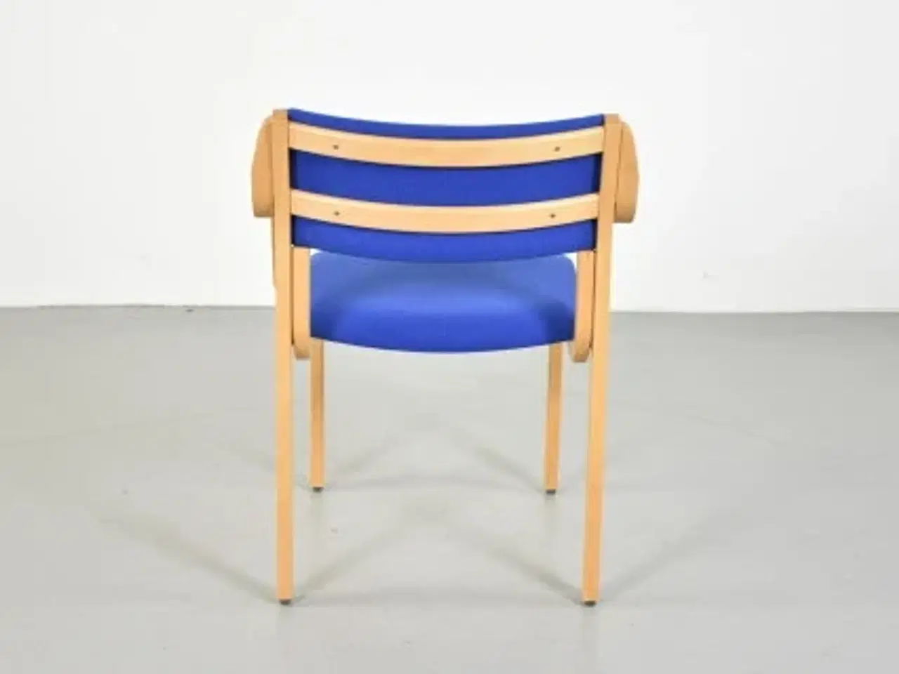 Billede 3 - Farstrup konference-/mødestol i bøg med blåt polster, med armlæn