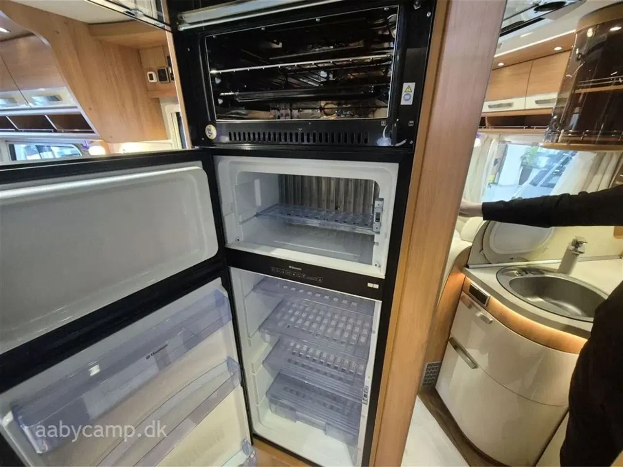 Billede 15 - 2015 - Hymer B 698   Automatgear. solceller. 200Ah Lithium batteri. 2000w Inverter. luftundervogn. hydrauliske støtteben. elektrisk markise. elektrisk indgangstrin. Queensbed. Kun 68,000 Km !!!