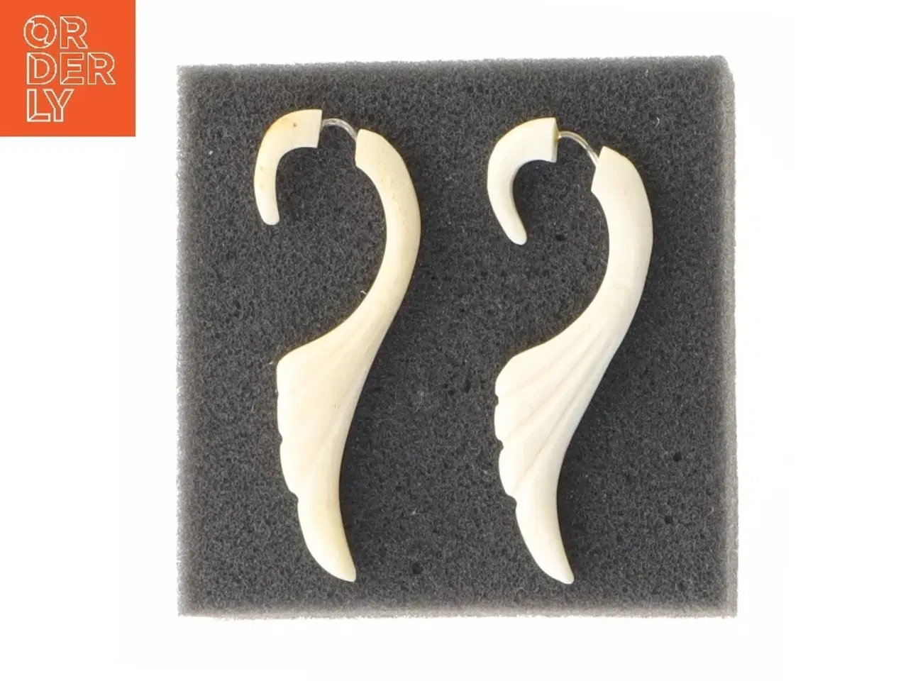 Billede 3 - Øreringe i hvid plastik (str. 5,5 cm)