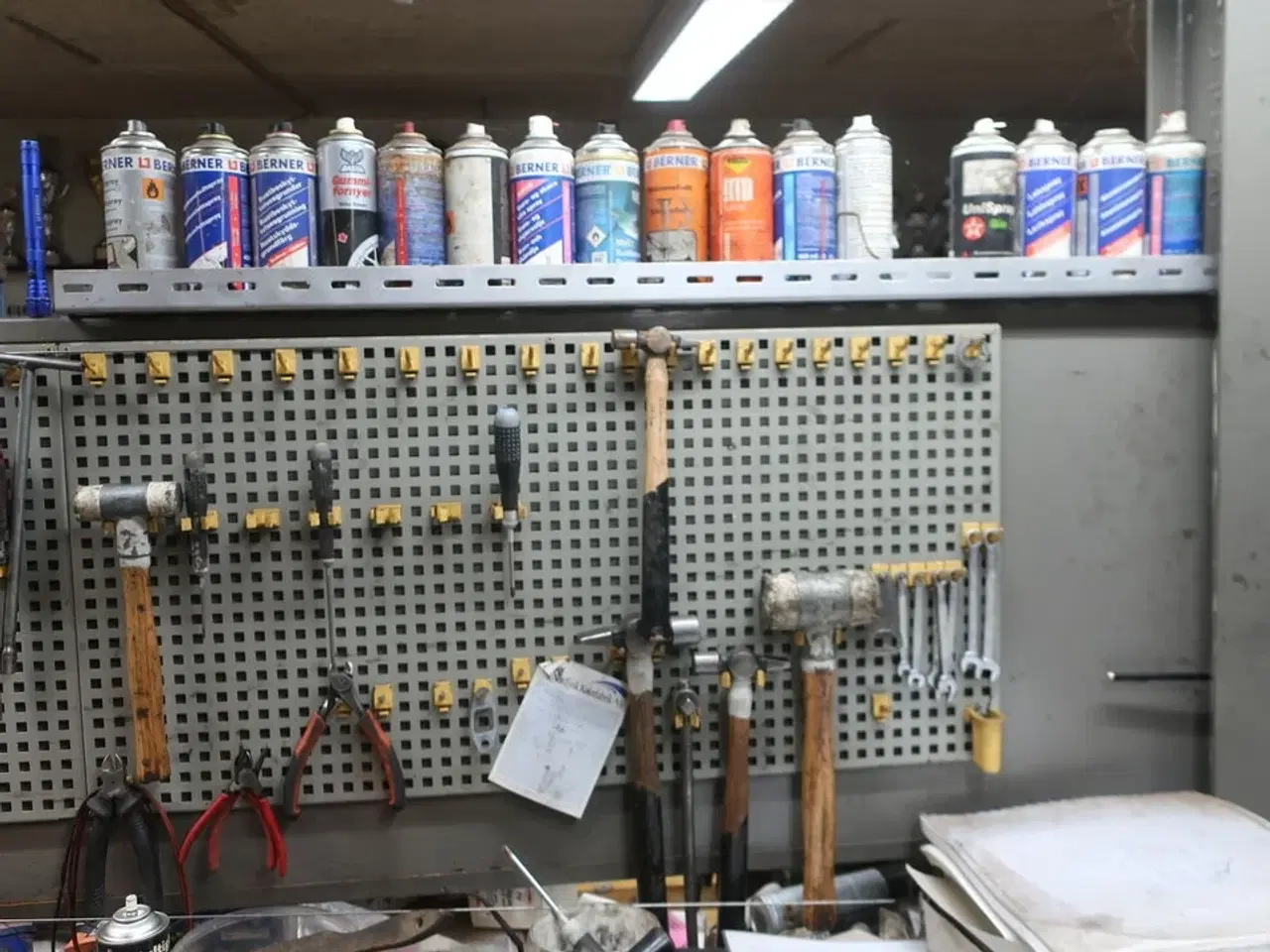 Billede 9 - Arbejdsbord med skruestik, værktøjstavle med div. Værktøj m.m.