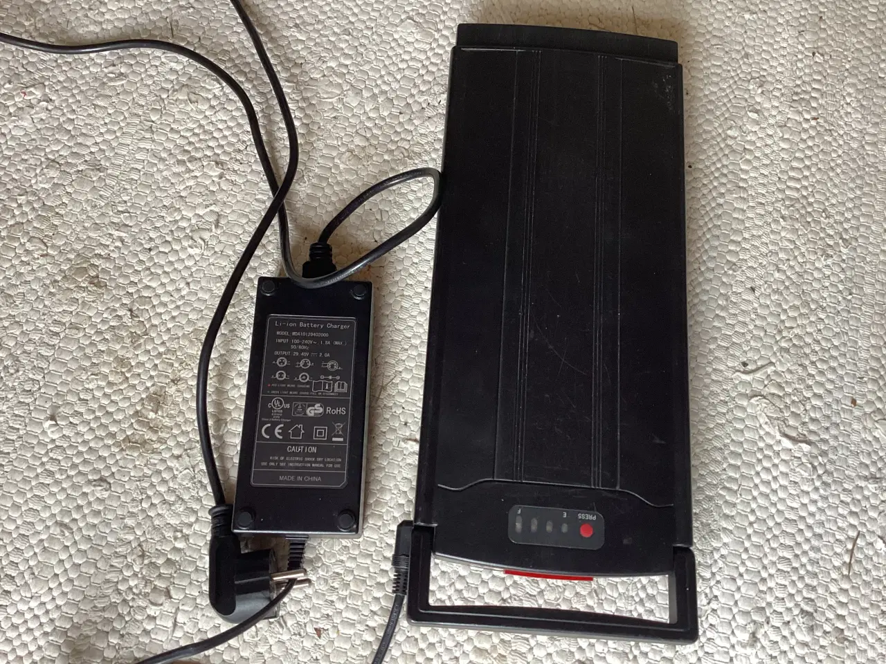 Billede 1 - 1 stk. Batteri med oplader til El cykel Defekt.