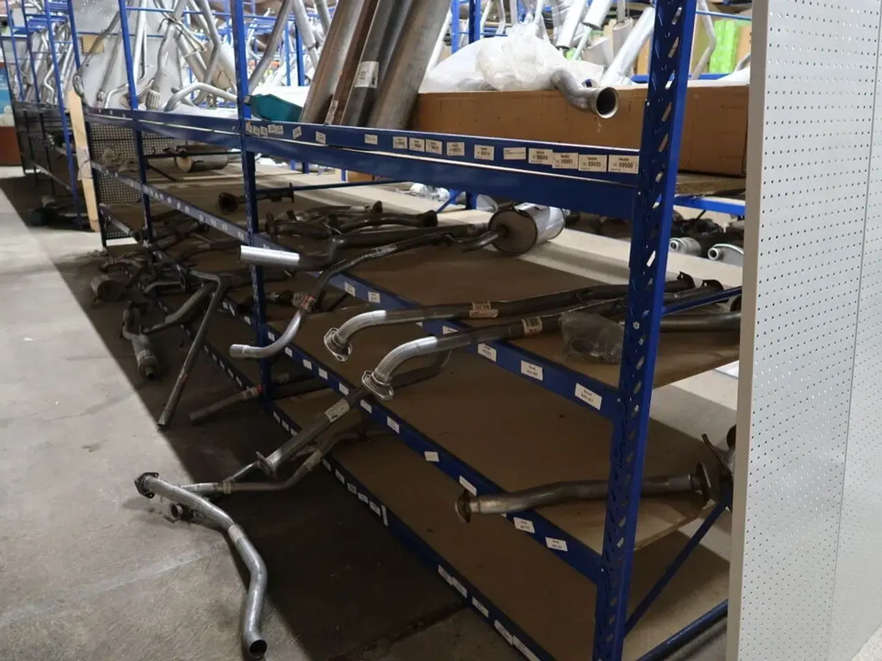 Billede 3 - Reol til udstødninger