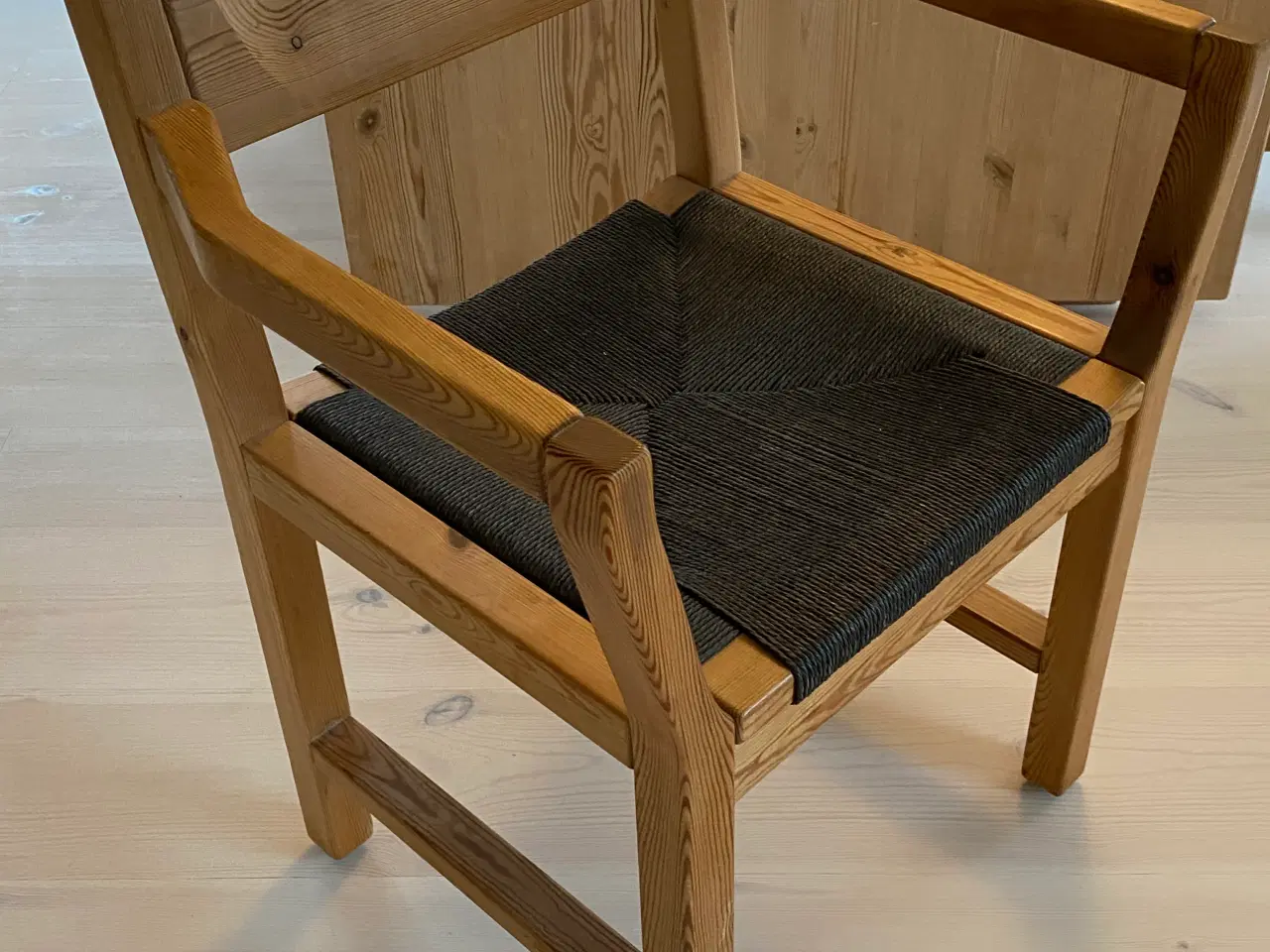 Billede 3 - Spisebord i fyrretræ med seks stole med armlæn