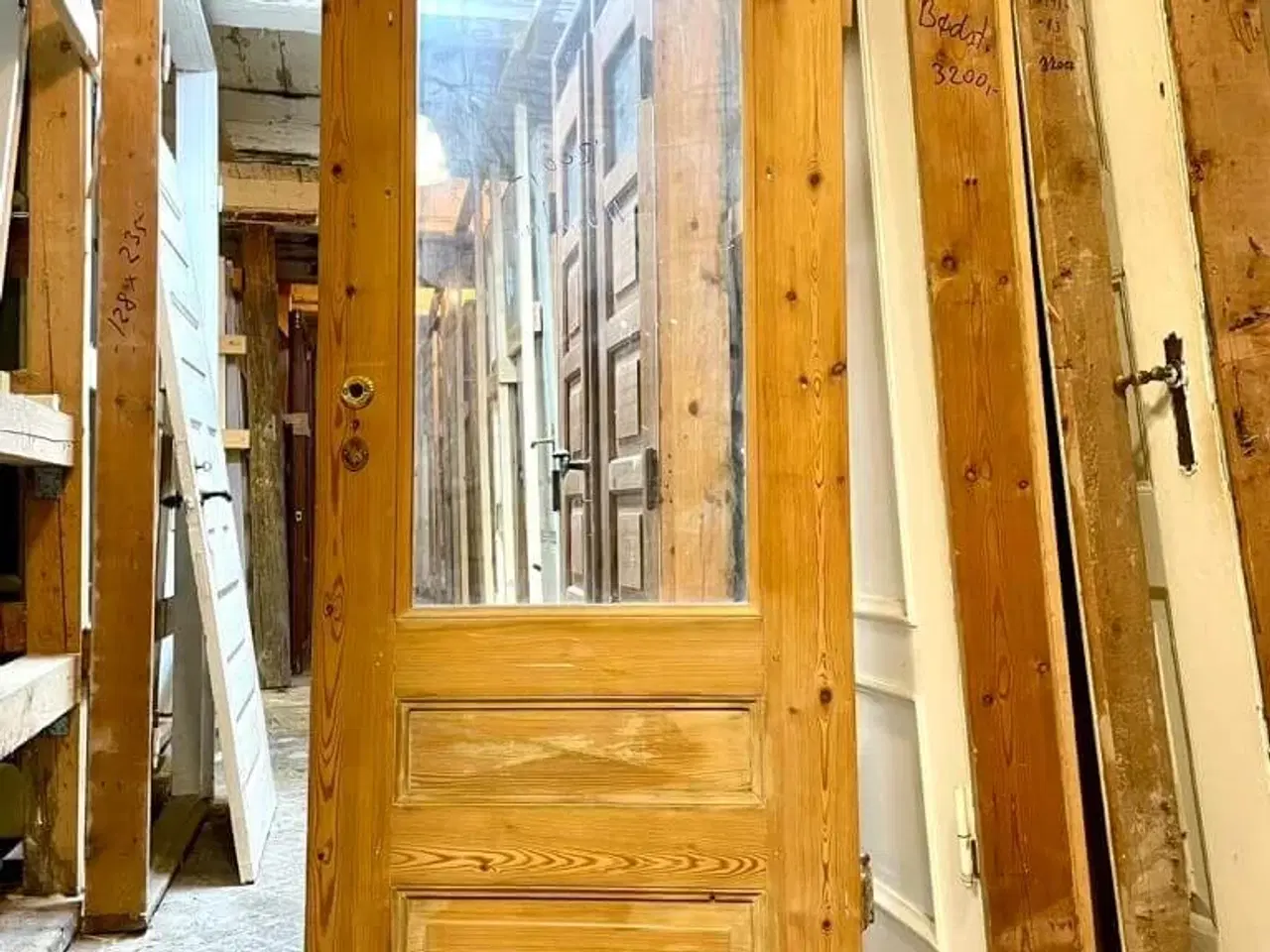 Billede 1 - Smuk glasdør m. fyldninger (u. karm)