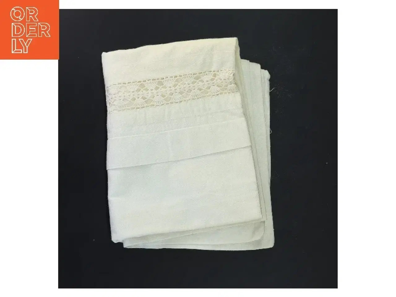 Billede 2 - Hvid dug med broderi (str. 88x70 cm)