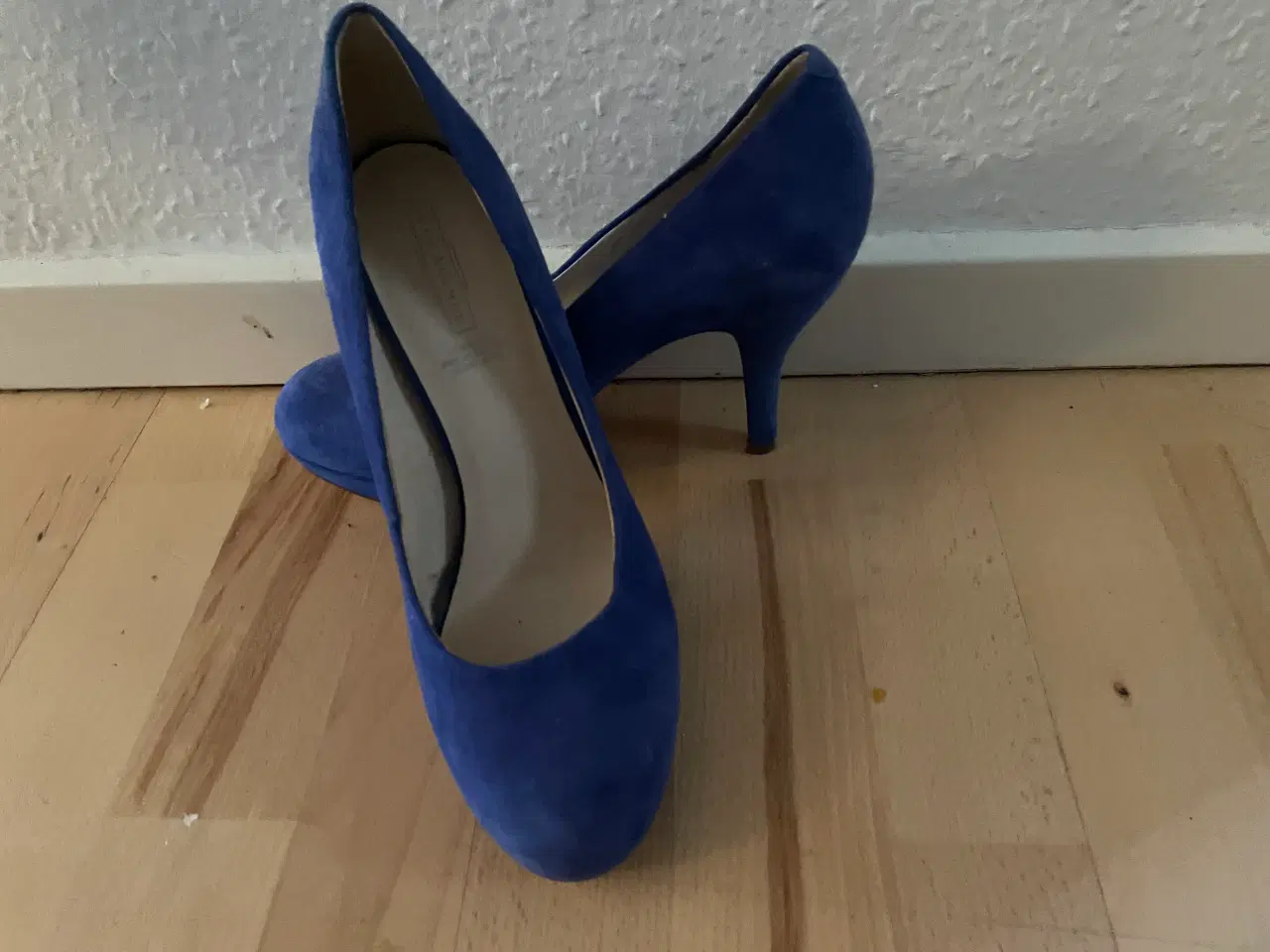 Billede 1 - Blå stilletter aldrig brugt.