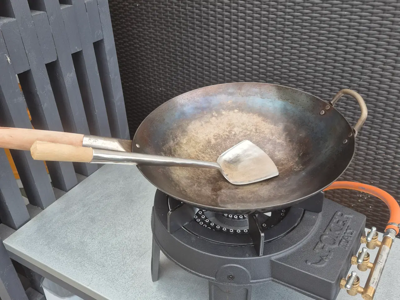 Billede 4 - Udekøkken med pizzaovn, gasblus og wok.