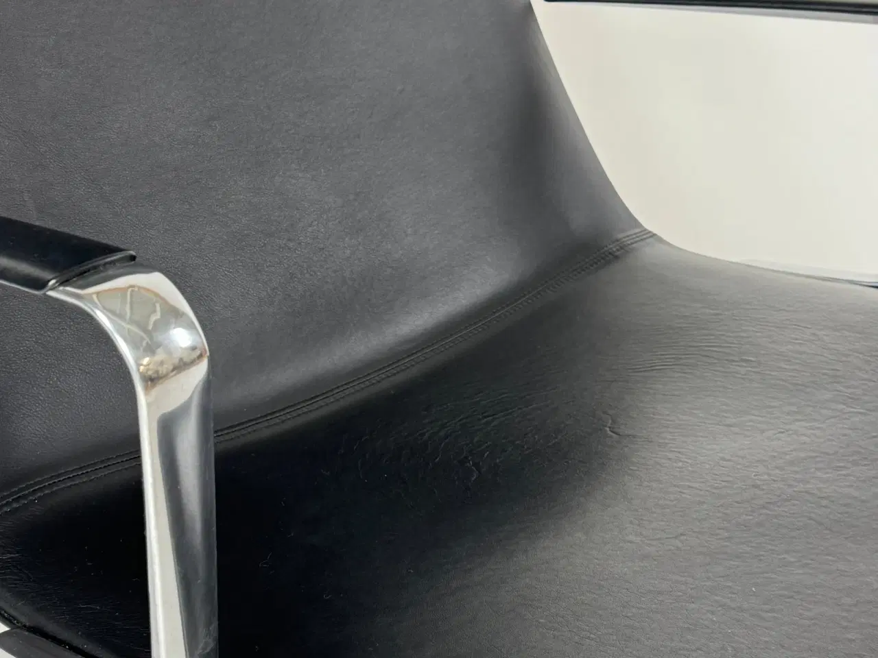 Billede 7 - Arper Catifa 70 Loungestol – Sort med Krom Stel Læder