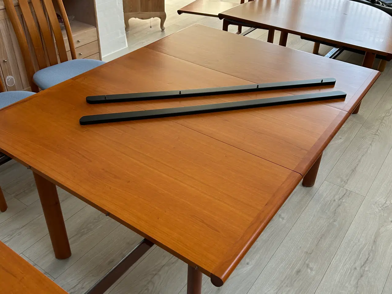 Billede 11 - Stort spisebord i kirsebær + 6 stole. Skovby.