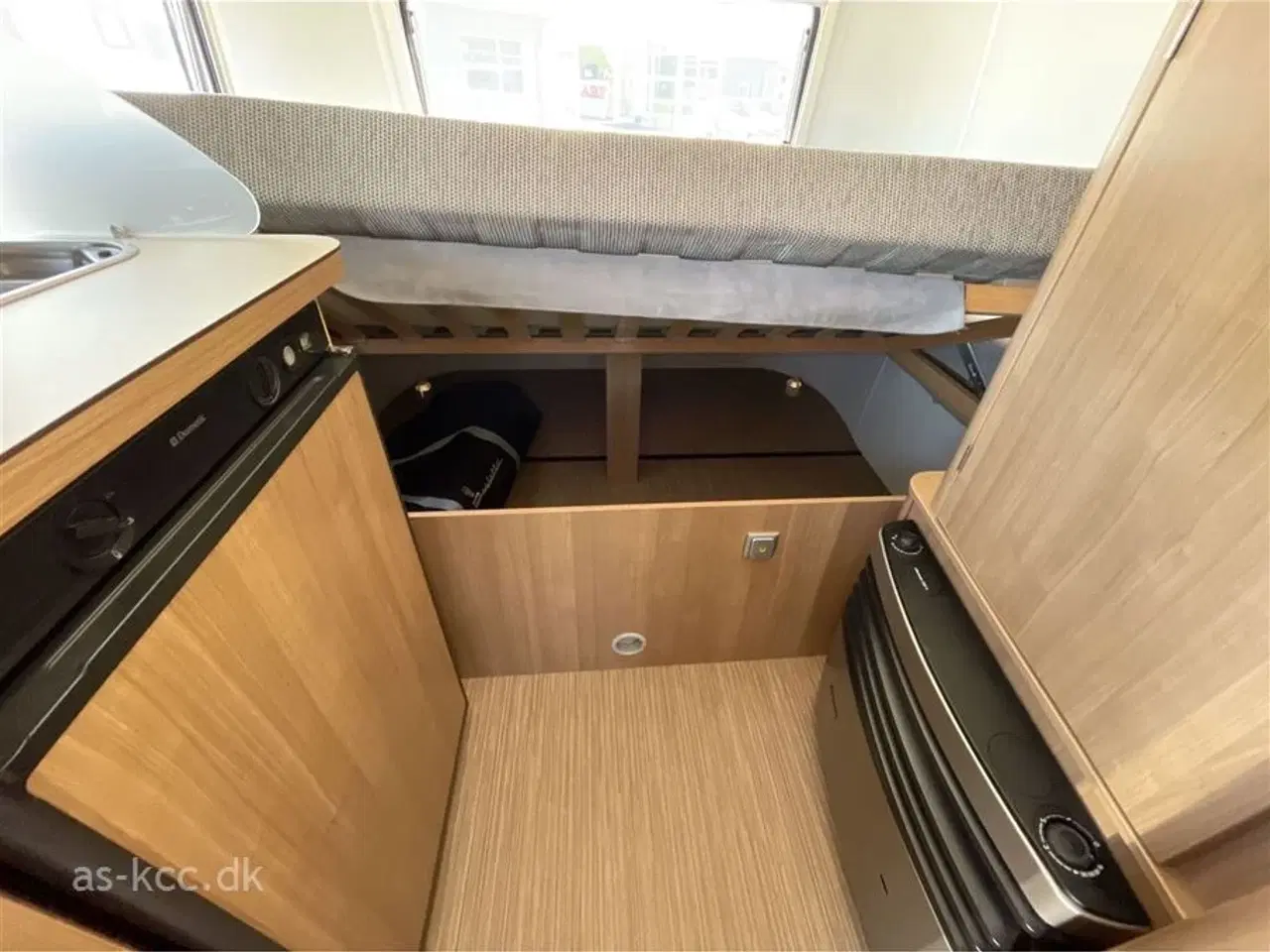 Billede 14 - 2014 - Hymer Touring 430 GT   Hymer Touring Triton 430 GT årgang 2014 3 sovepladser, 2 siddepladser, Mover, Cykelholder, Solsejl. 2 fl. 6 kg gas tomme, Reservehjul.
