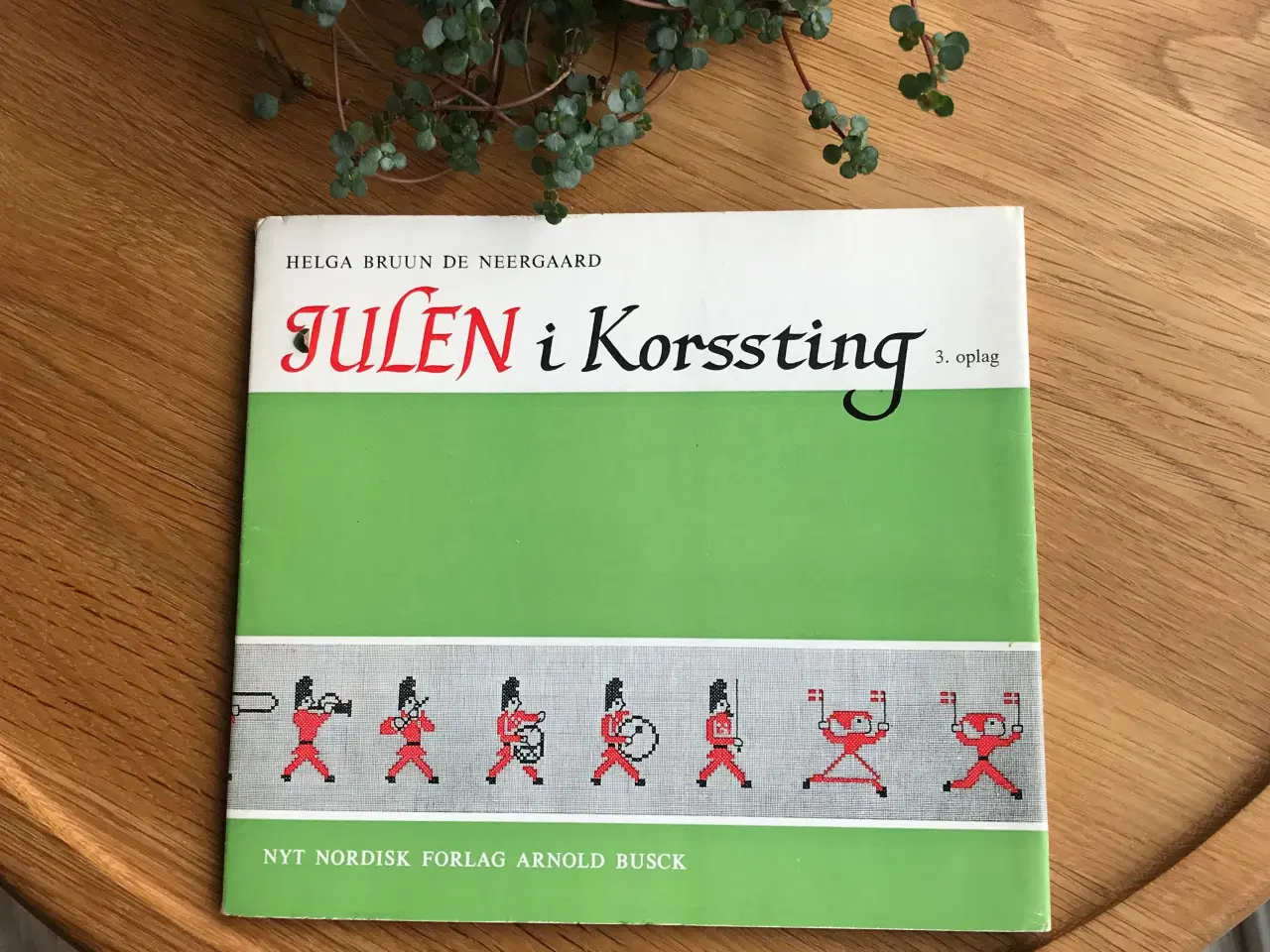 Billede 1 - Julen i Korssting af Helga Bruun De Neergaard