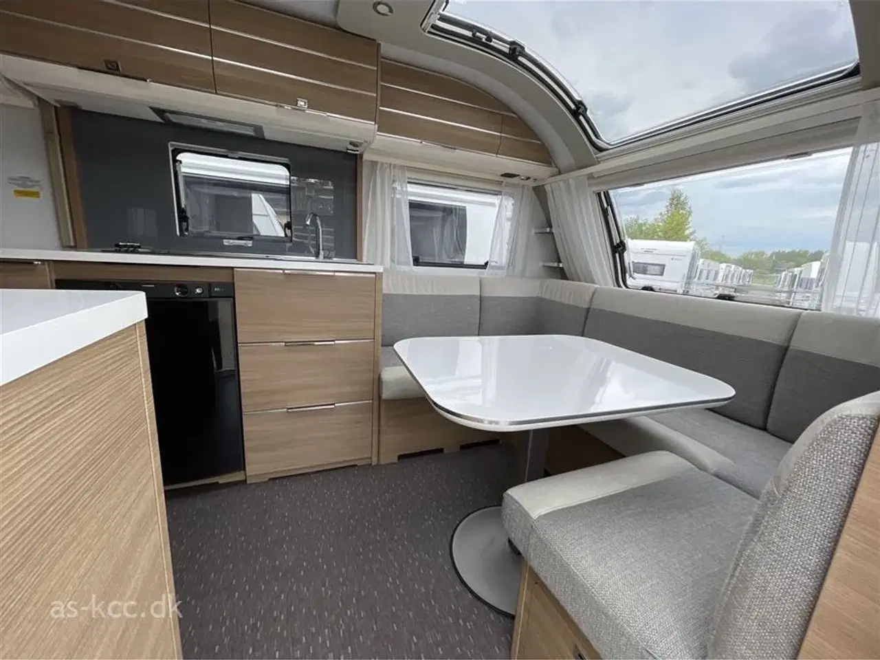 Billede 3 - 2020 - Adria Adora 472 UP Supreme Edition   Adria Adora 472 UP årg. 2020 Mover, cykelstativ, SunShine med front. 4 sovepladser, 4 siddepladser. Alde Centralvarme