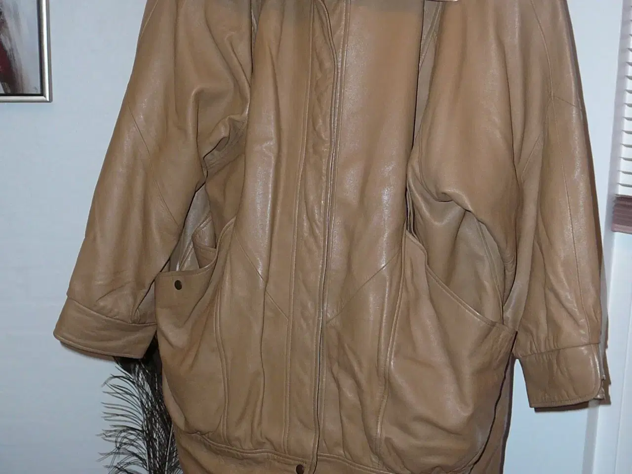 Billede 2 - Lækker læder jakke samt nederdel