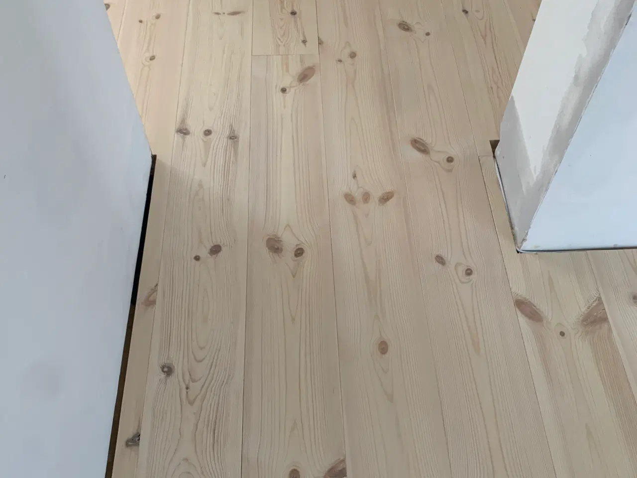 Billede 1 - Moelven, Plankegulv, Arctic Fyr, hvidpigmenteret