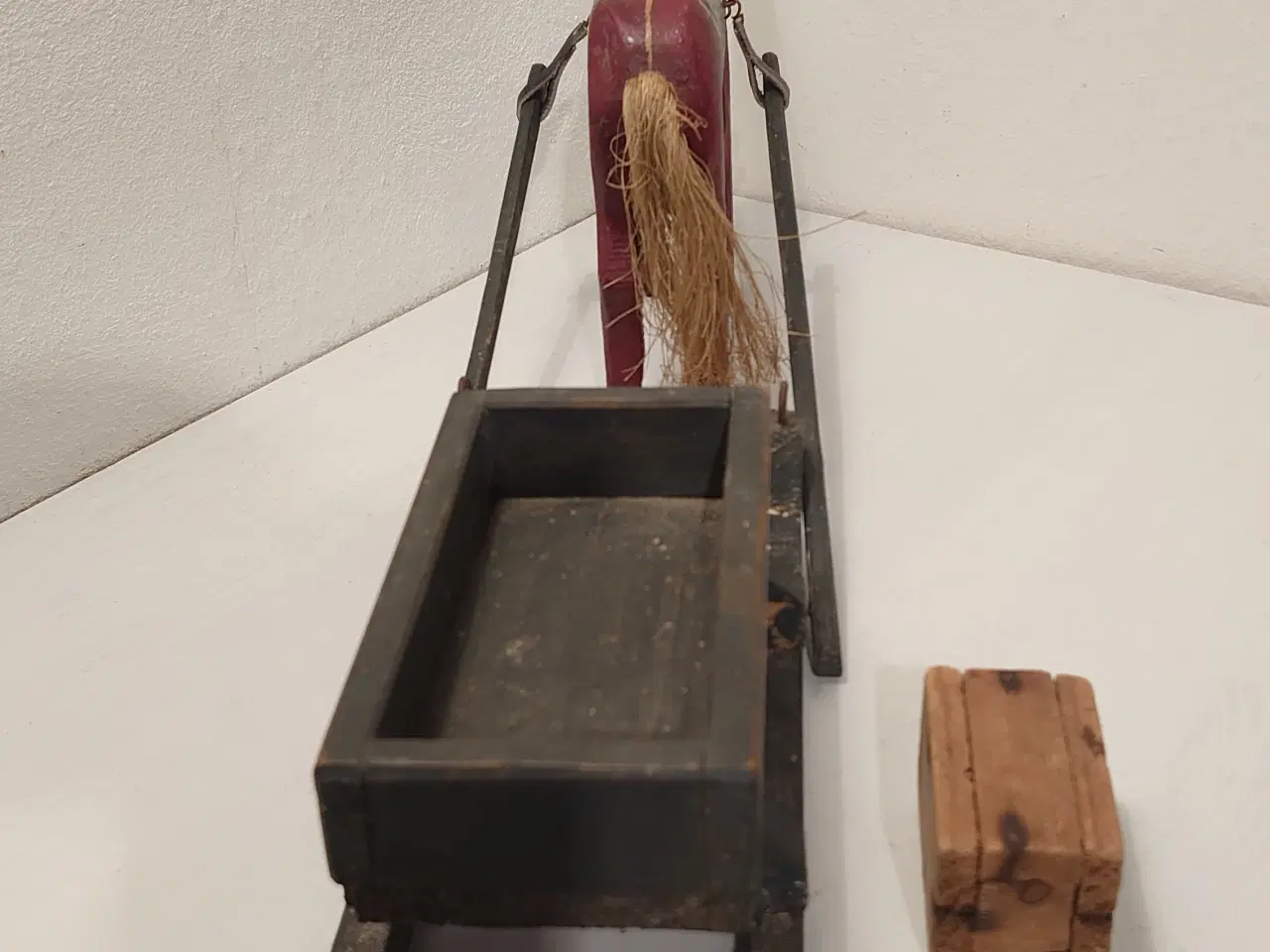 Billede 4 - Fængselslegetøj: Kane med hest. Ca 1930. L 42cm