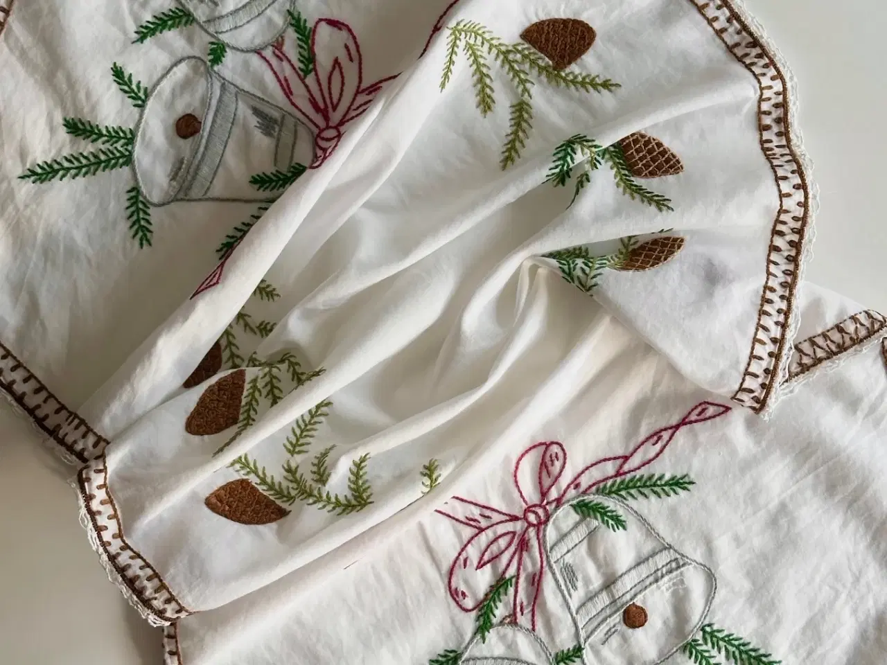 Billede 2 - Antik julebordløber m kniplinger, 40 x 90 cm