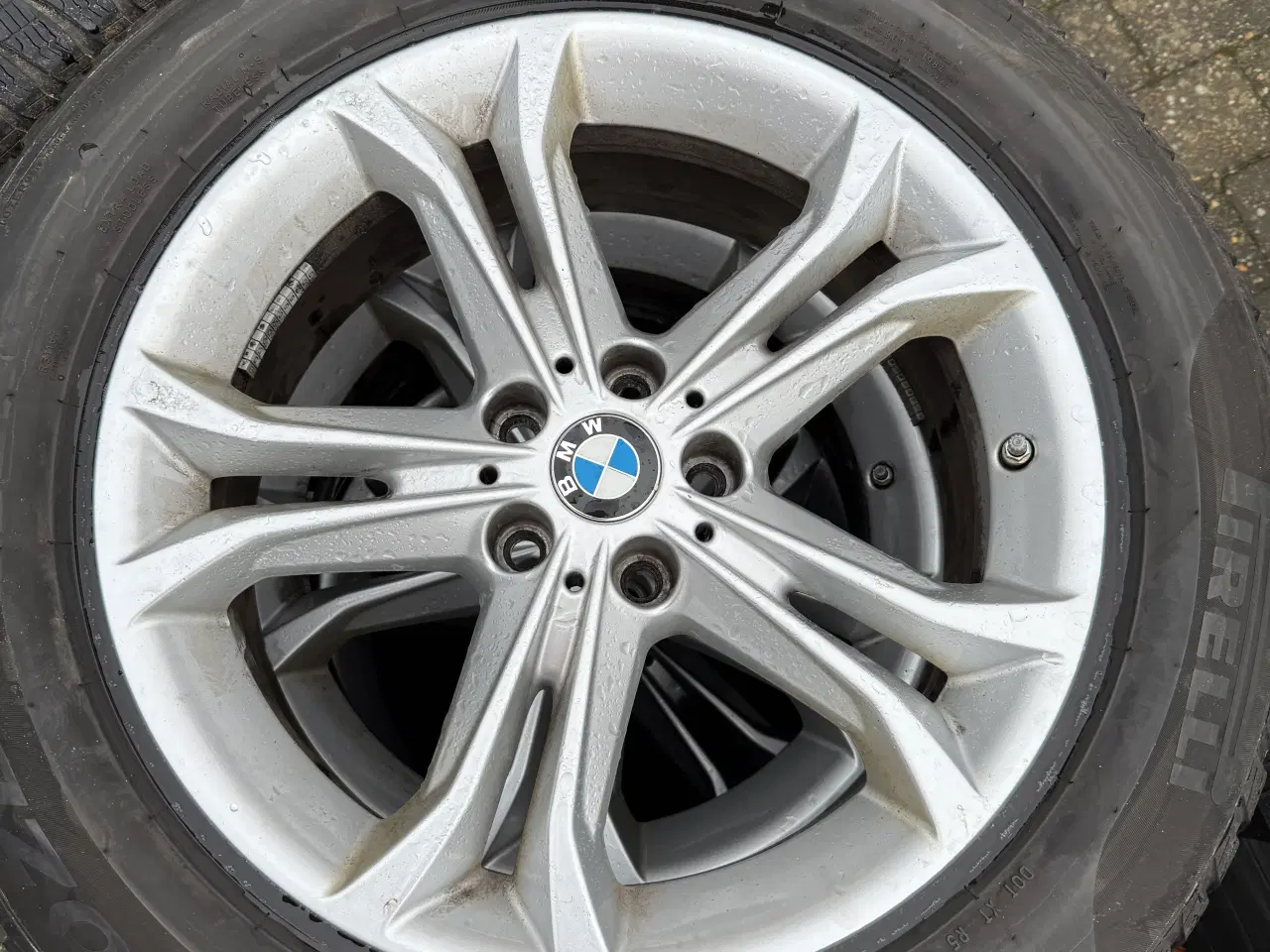 Billede 2 - Pirelli dæk og fælge helårshjul M+S