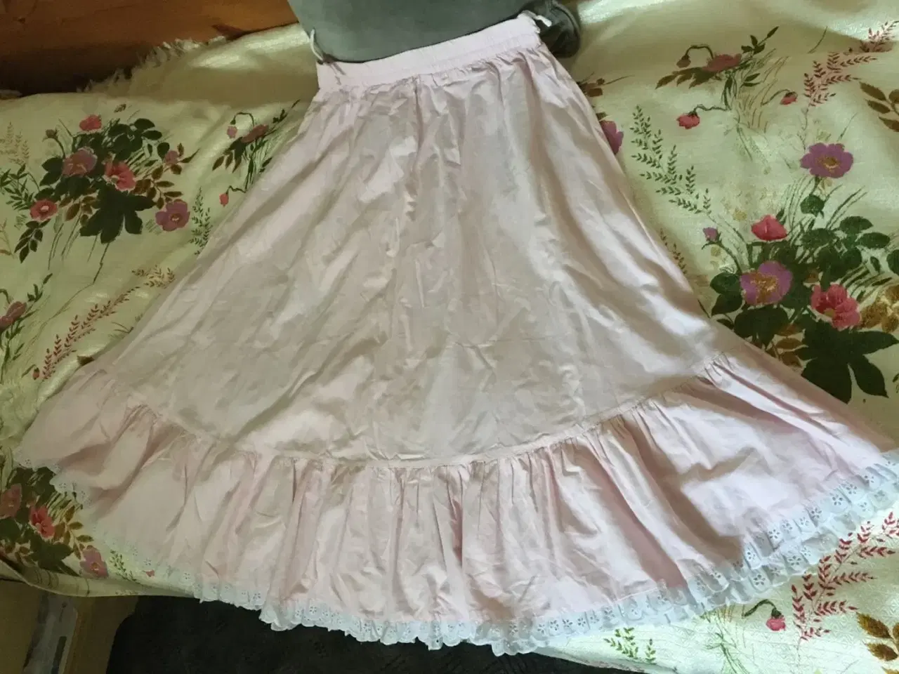 Billede 2 - Lyserød nederdel i bomuld
