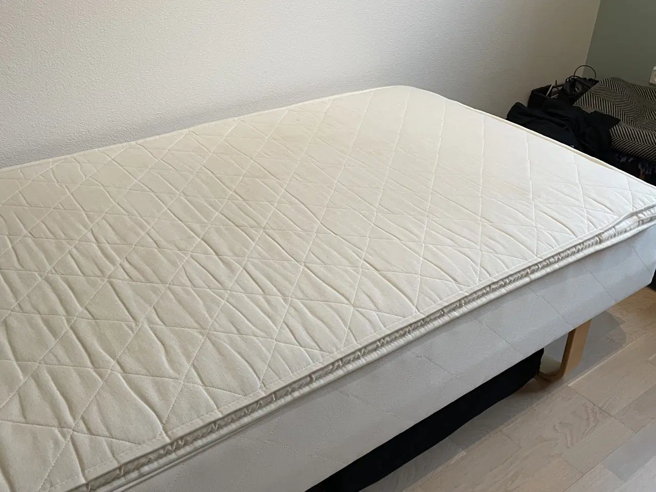 Billede 1 - Seng med topmadras sælges