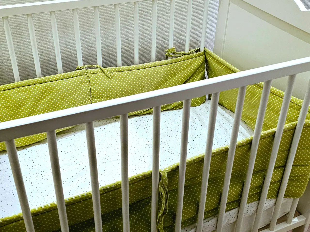 Billede 2 - Fin hvid tremmeseng med adresser og sengekant 