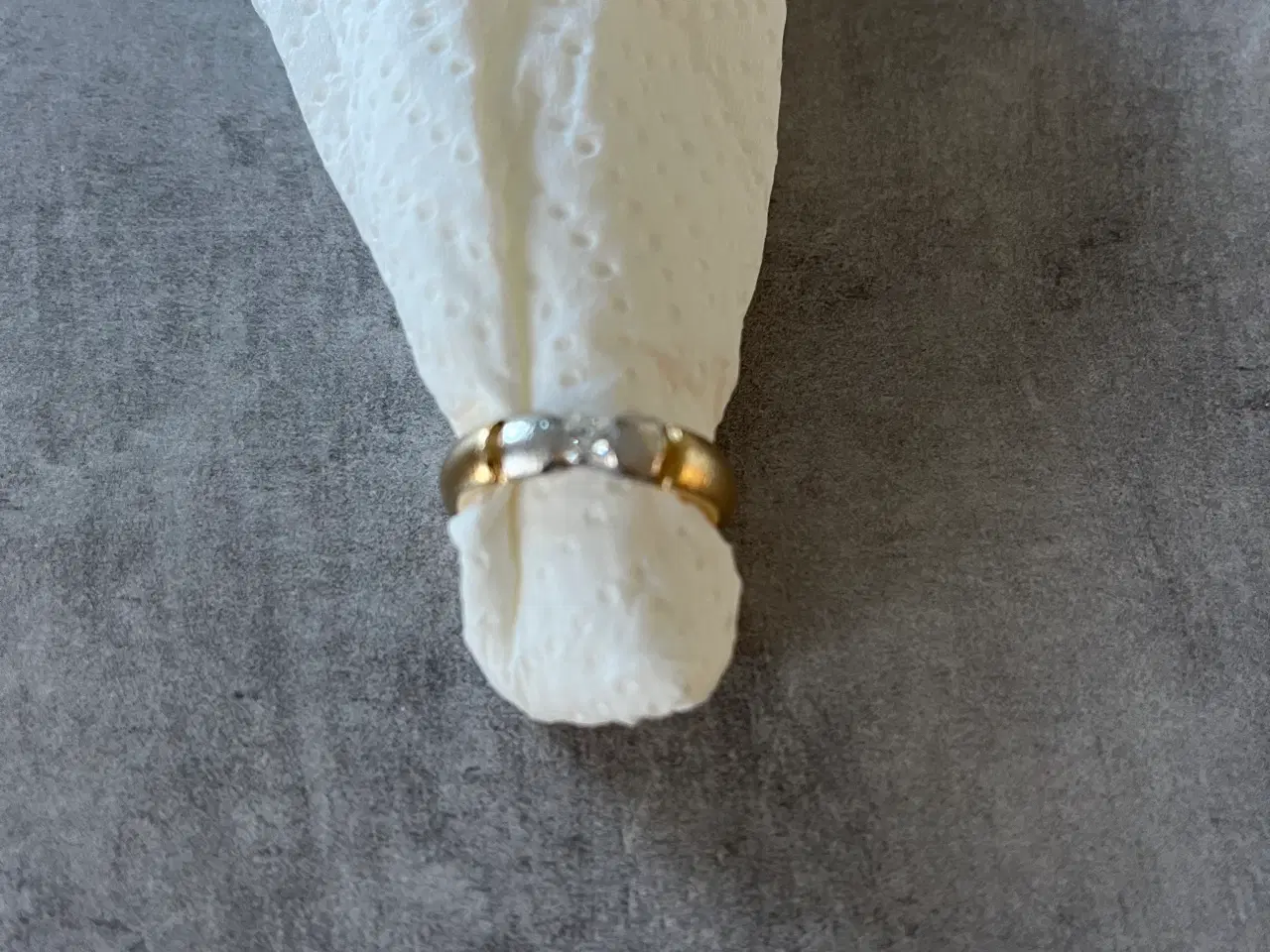 Billede 3 - Flot ring i rød- og hvdguld med diamant str 56
