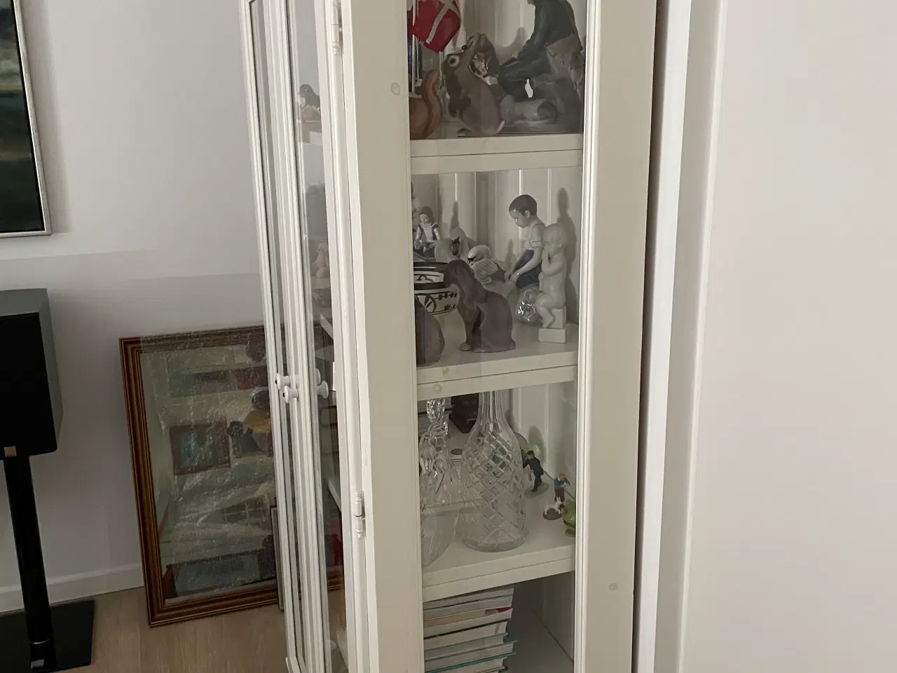 Billede 2 - Vitrine skab - hvidt massiv træ