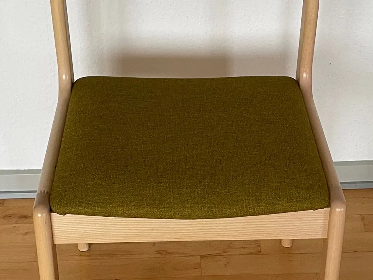 Billede 2 - Spisebord, 80 x 130 cm, evt. med 4 stole