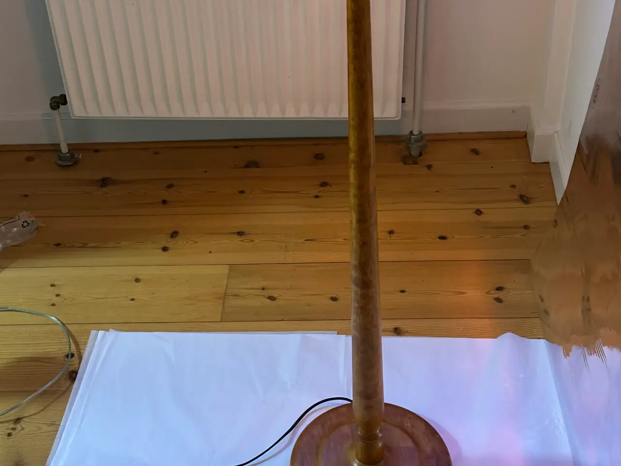 Billede 8 - Gulvlampe fra 1960'erne med orange plisseret skærm