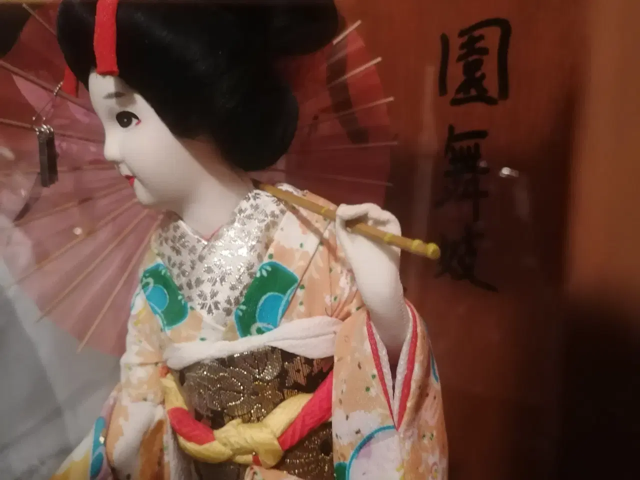 Billede 7 - Japansk dukke i montre