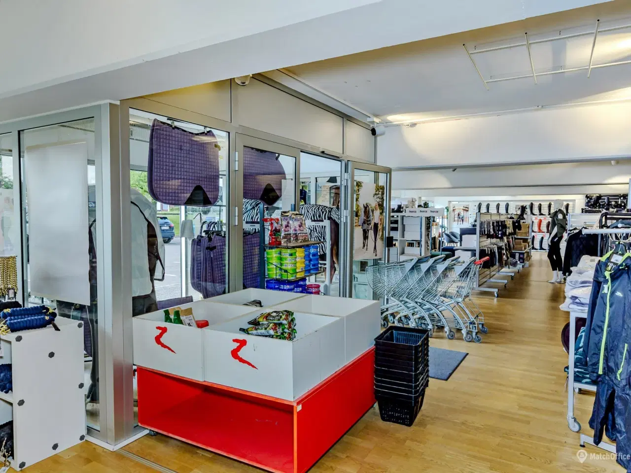 Billede 4 - Sort showroom med gode parkeringsforhold