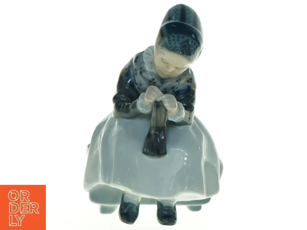 Billede 1 - Porcelænsfigur af strikkende Amager Pige fra Royal Copenhagen (str. 14 x 10 cm)