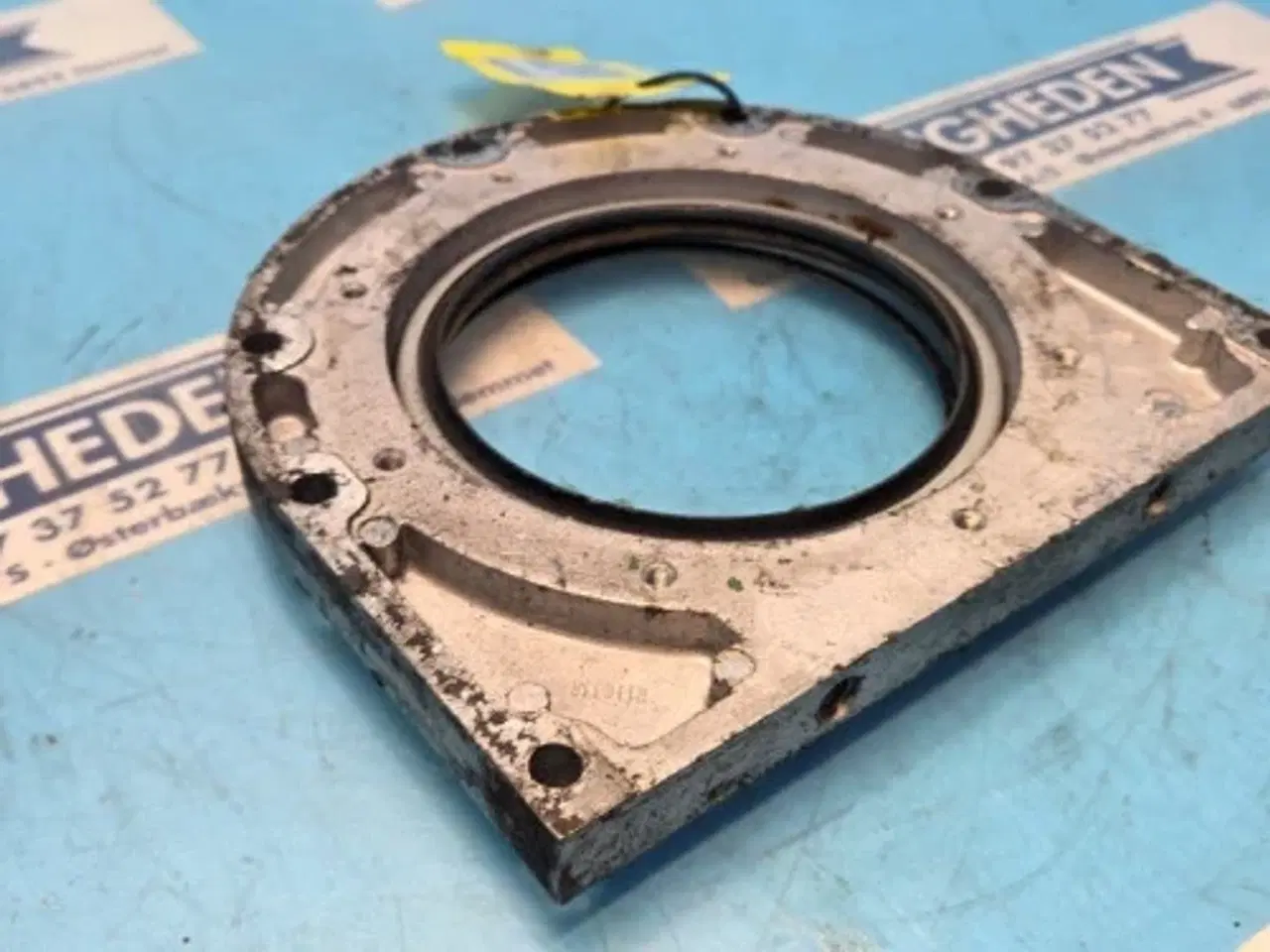 Billede 5 - John Deere 6125HZ001 Olietætningshus R116338