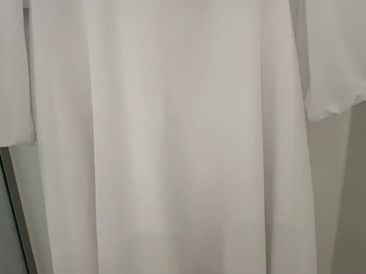 Billede 9 - Meget velholdt konfirmationskjole fra Lilly