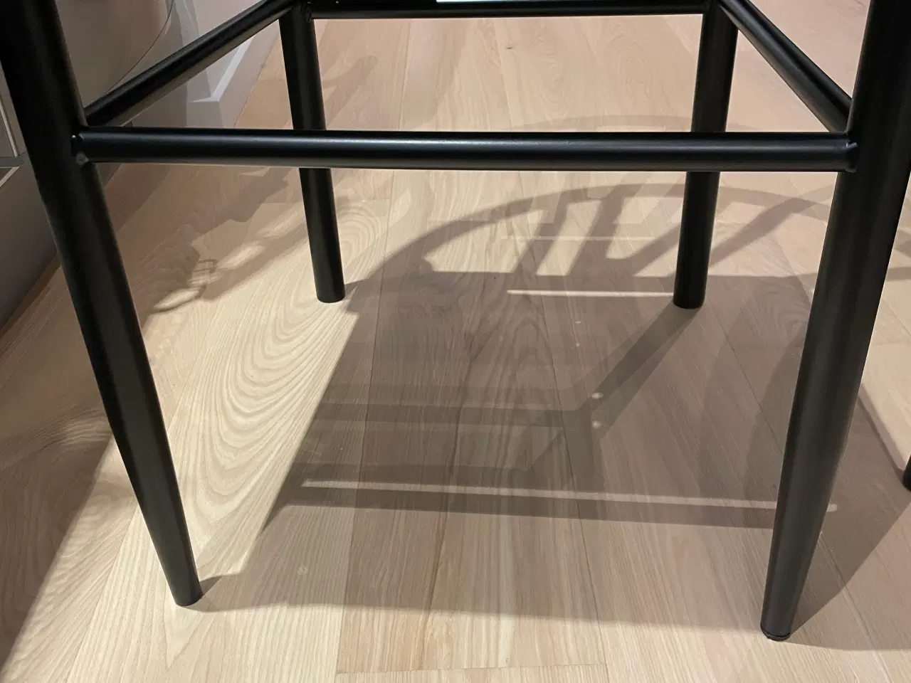 Billede 2 - Spisebordsstole sort flet metalstel