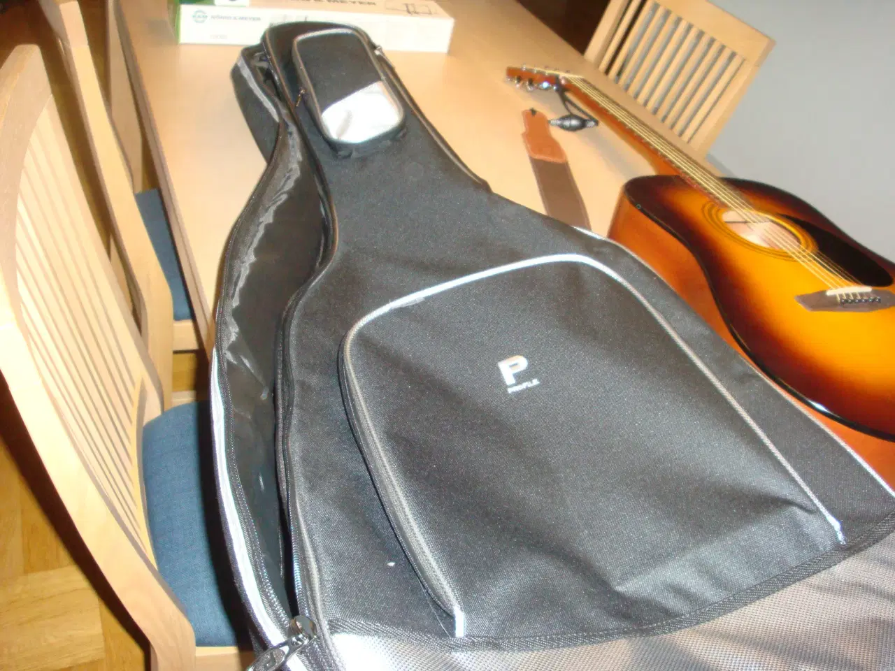 Billede 3 - guitar med tilbehør sælges