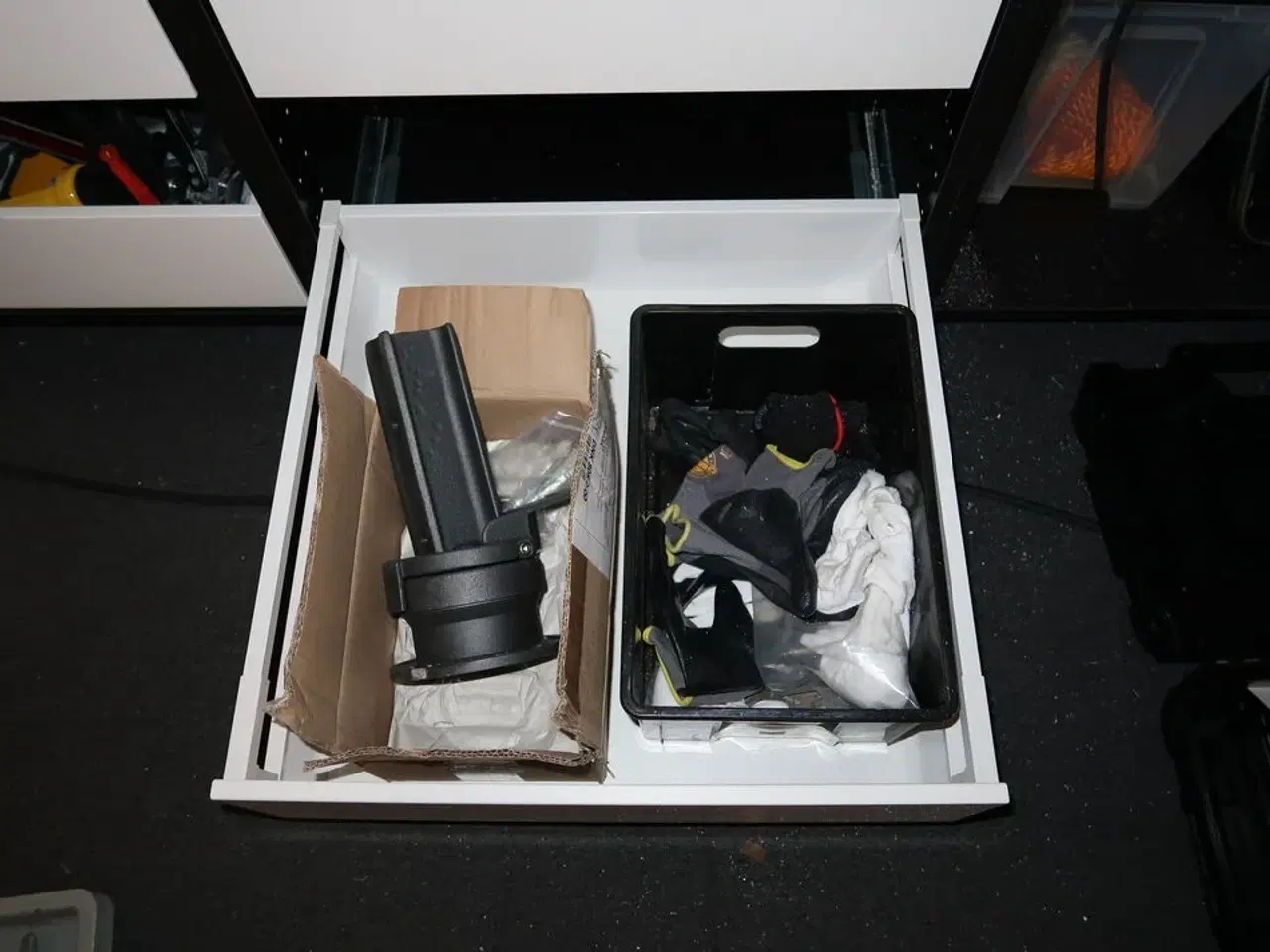 Billede 8 - Arbejdsbord med skuffer med indhold (maskiner medfølger ikke)