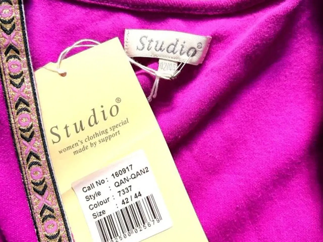 Billede 2 - Sæt med jakke og bukser. Gyldne bånd