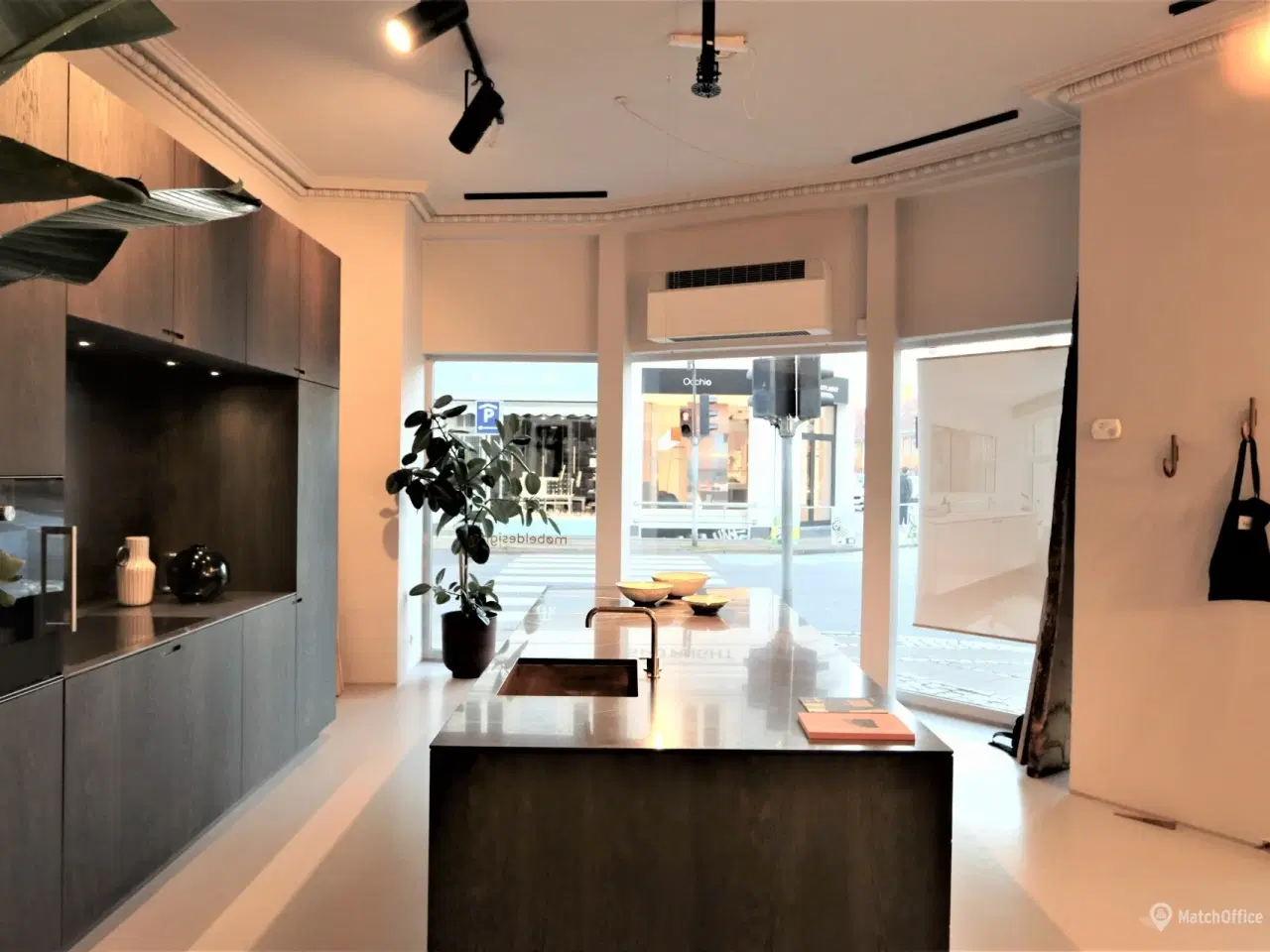 Billede 3 - Hjørnebutik med store facadevinduer