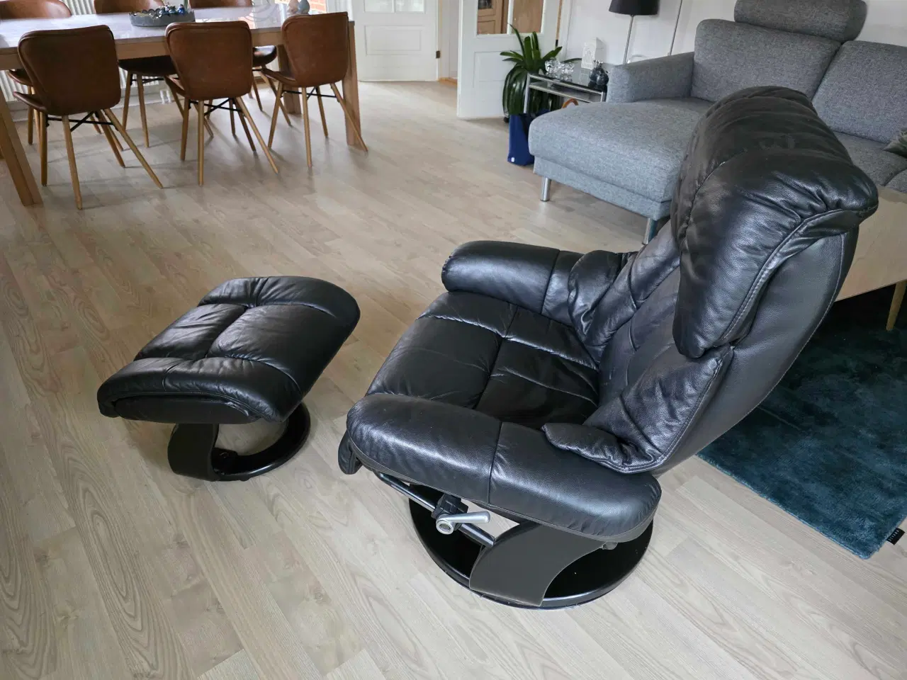 Billede 2 - Lækker sort læderstol med drej og vip sælges