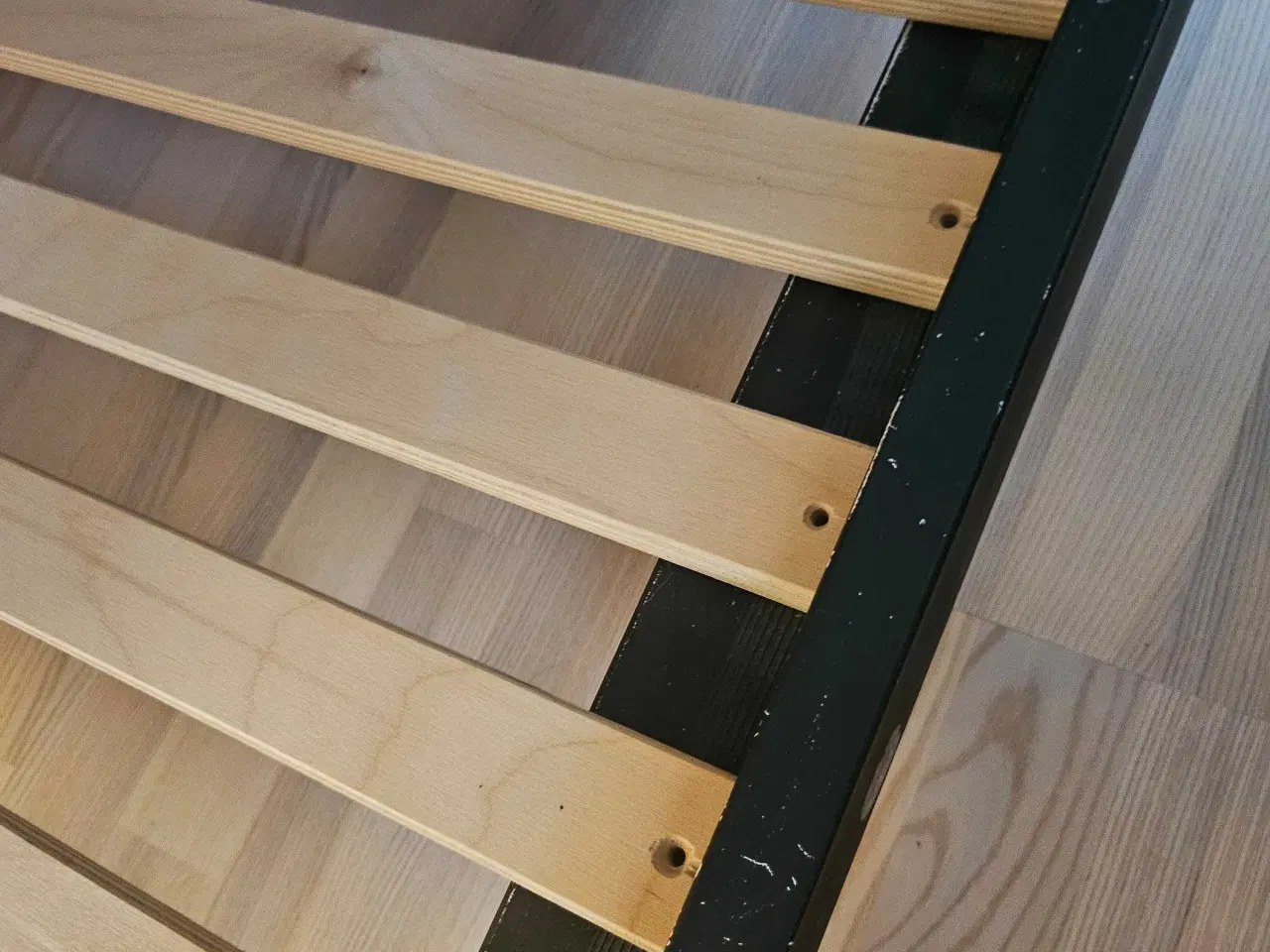 Billede 4 - 🖤 Flot metalseng + 2 matchende borde 🛏️