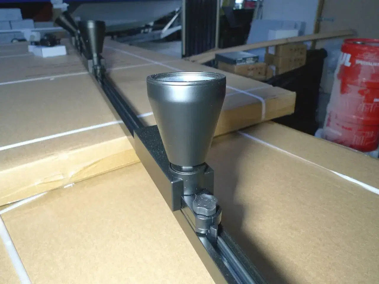 Billede 4 - 230V lysskinne 300cm sort m/4 stk. lamper + monteringstilbehør