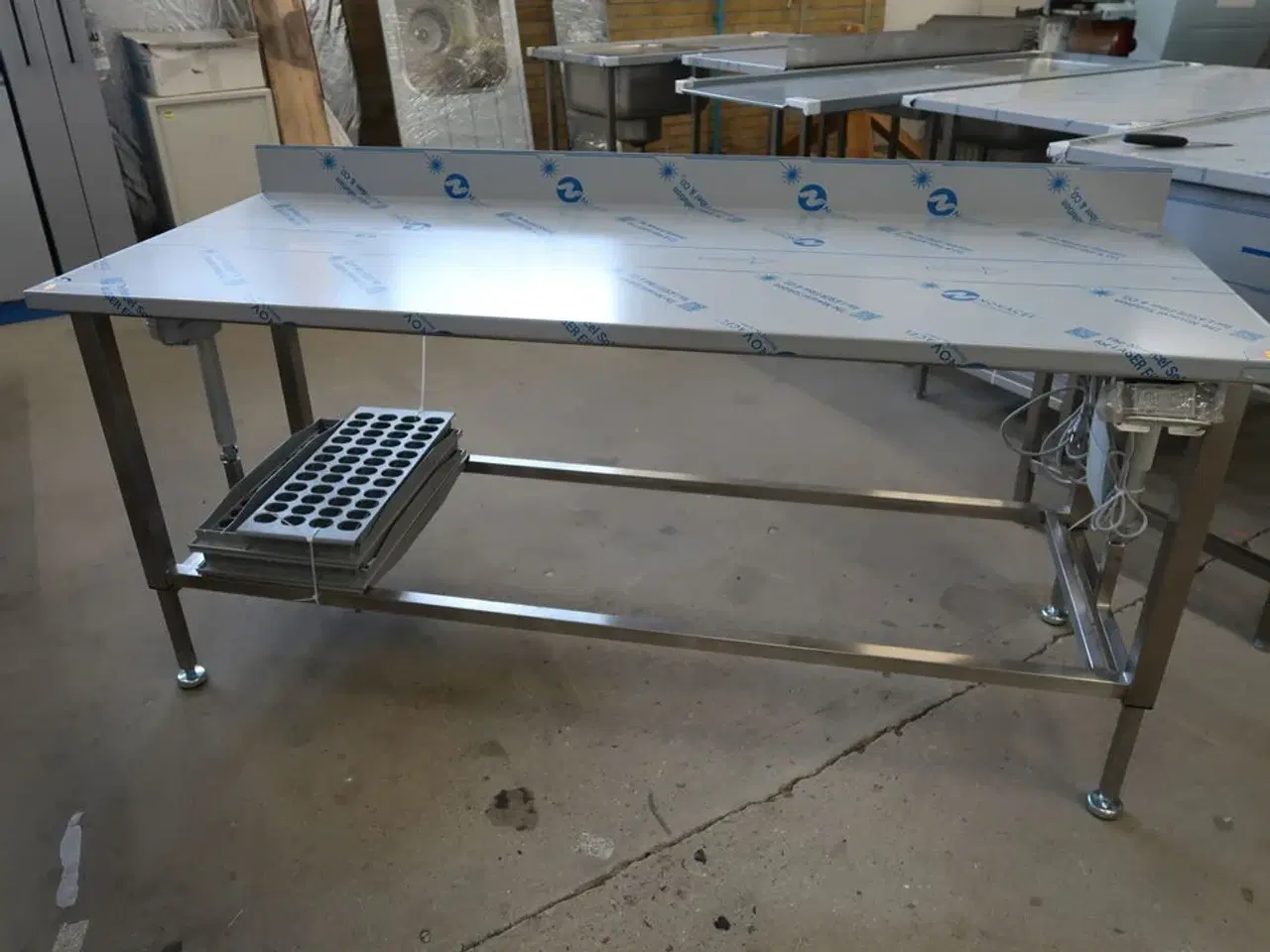 Billede 2 - El. Hæve- /sænkebord i rustfri stål 180x70cm