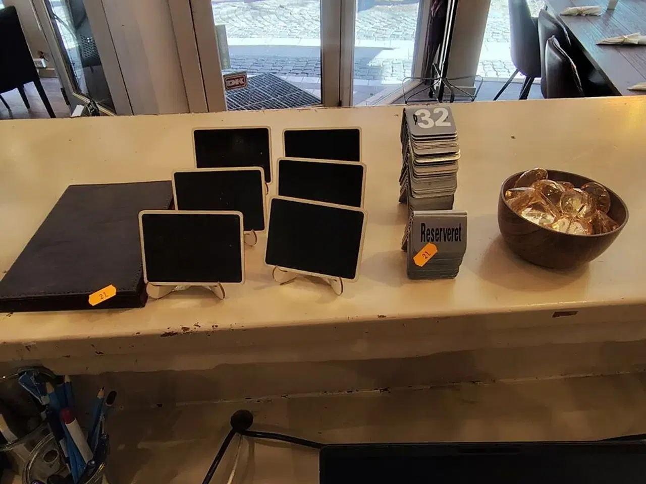 Billede 1 - Bordskilte mv.