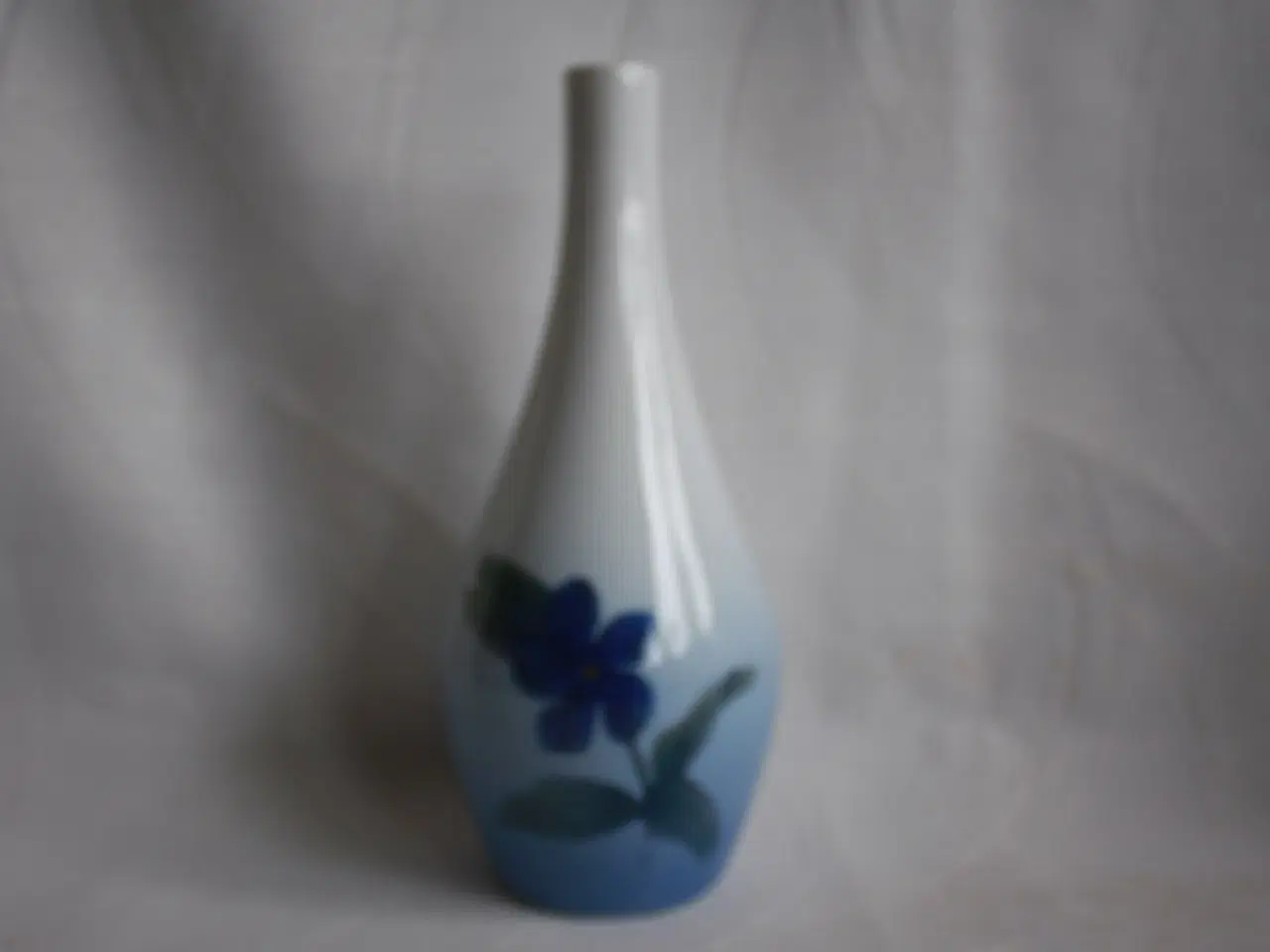 Billede 1 - Vase med blå blomst fra Bing og Grøndahl