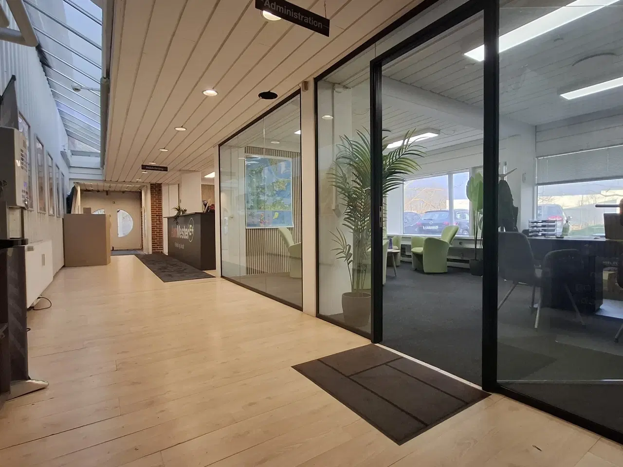 Billede 28 - AUTOVÆRGSTED eller Lager med store Port Centralt beliggende ved 2 motorvejstilkørsler.