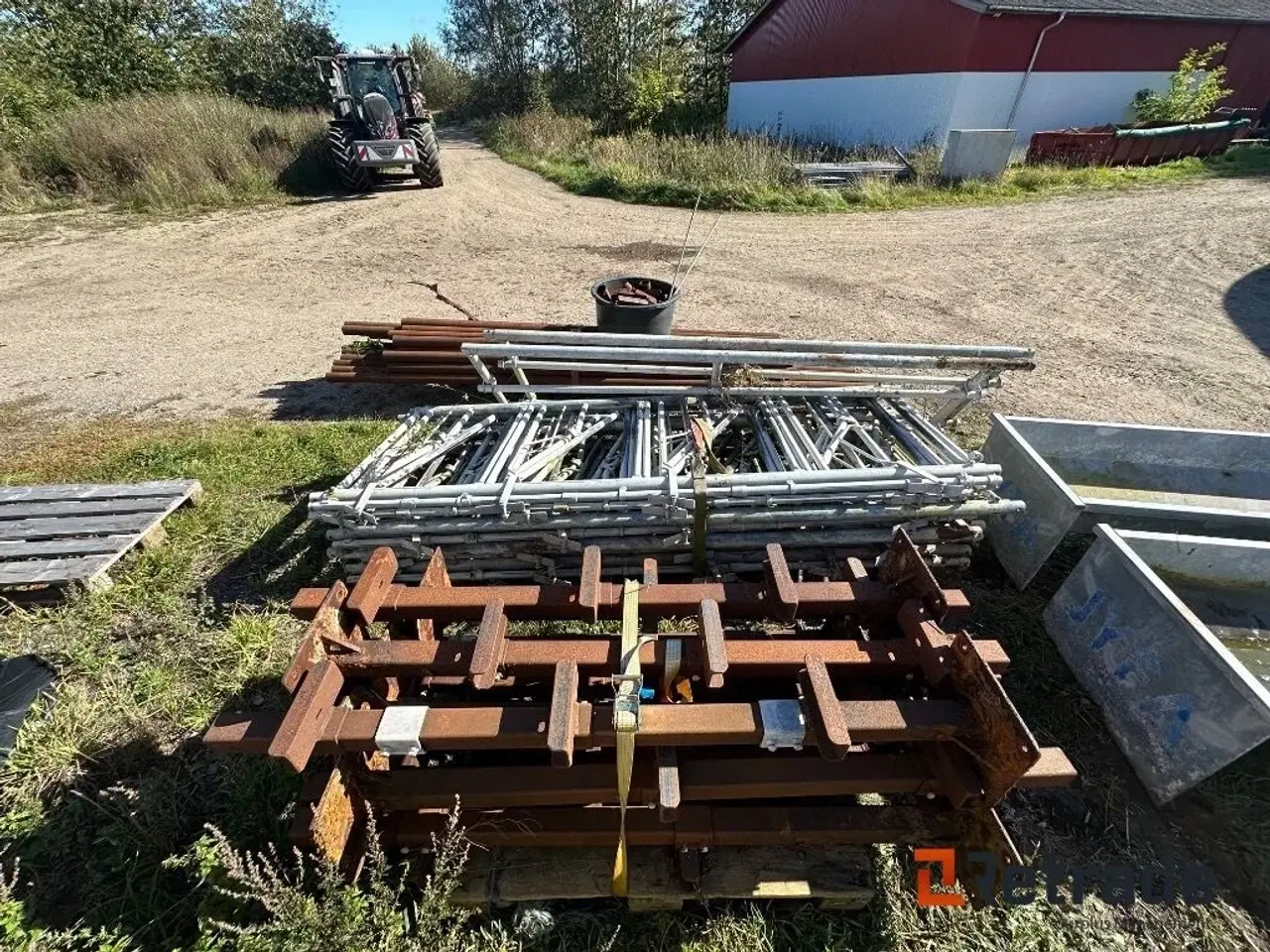 Billede 1 - - - - Stal inventar 22 stk holder til 28 køre hegn 7 stk Rør 20 a 3 meterRør 12 a 4 meter Spand med låse jernMed 2 stk låger