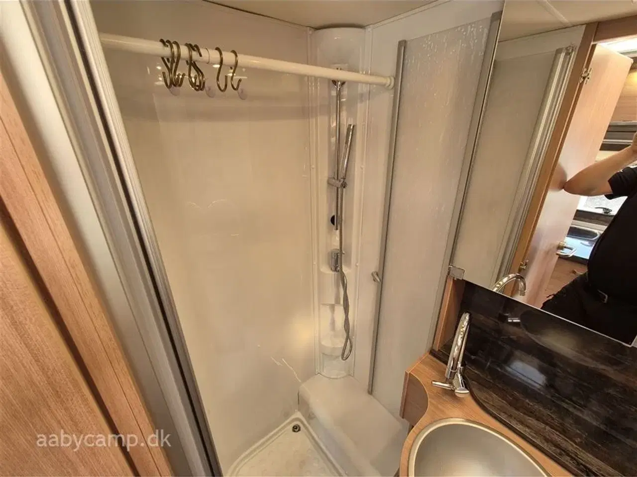 Billede 16 - 2016 - Knaus Sky I 650   Markise. solceller. lithium batteri. luftundervogn på bagaksel. Elektrisk indgangstrin. undervognsbehandlet.