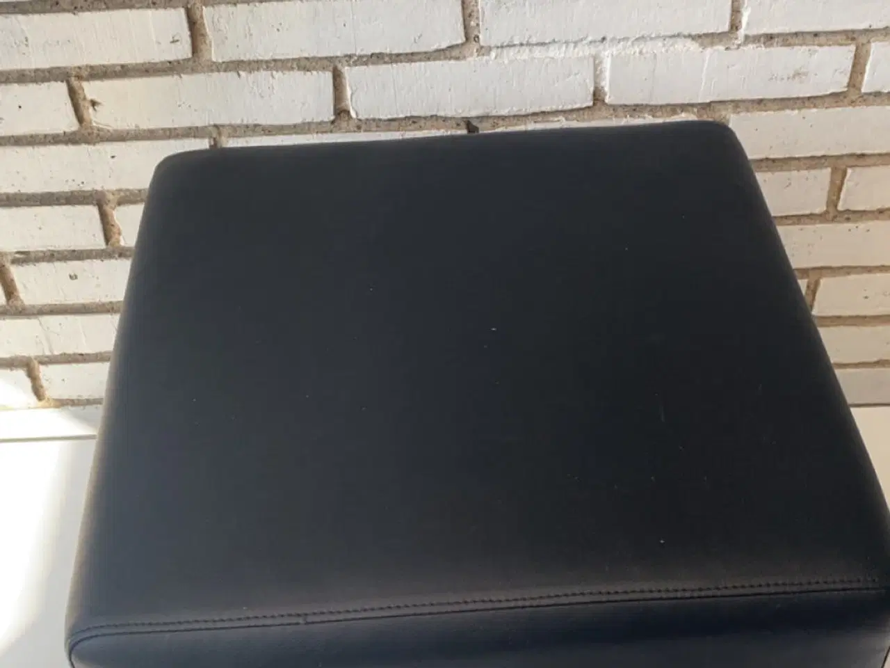 Billede 3 - Sort puf / skammel i kunstlæder